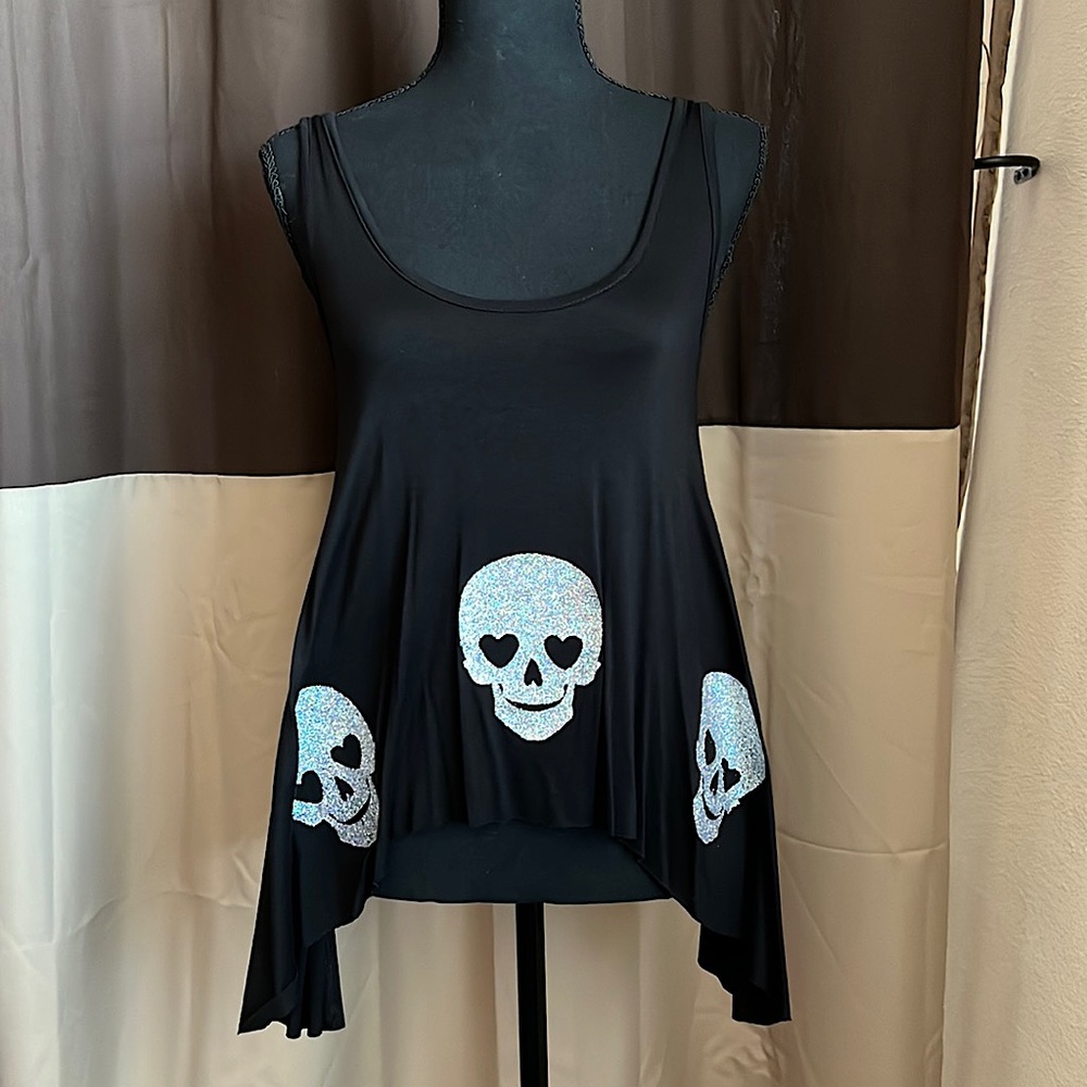 Skull tank top in black